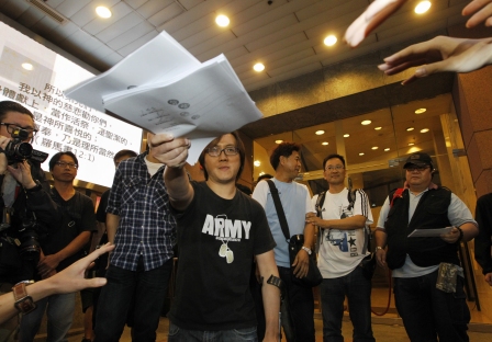 貨櫃碼頭罷工工人接受外判商9.8%加薪方案，圖為職工盟屬會香港碼頭業職工會總幹事何偉航(中)。