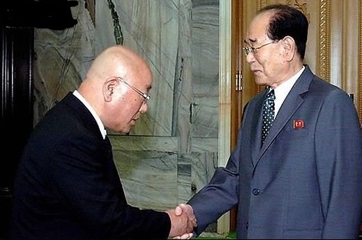5月16日，朝鮮最高人民會議常任委員會委員長金永南（右）會見安倍密使飯島勳。