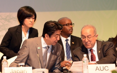 日本首相安倍晉三(前排左)與非盟和平與安全委員會委員長拉馬姆拉(右一)出席會議。
