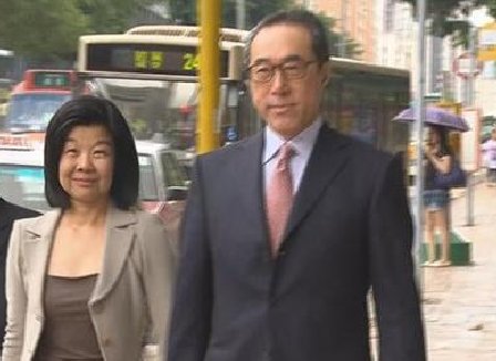 前政務司長唐英年和太太郭妤淺下午2時許抵達九龍城裁判法院，就「地下唐宮」僭建案出庭。