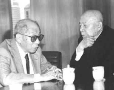 張學良（左）與呂正操親切交談