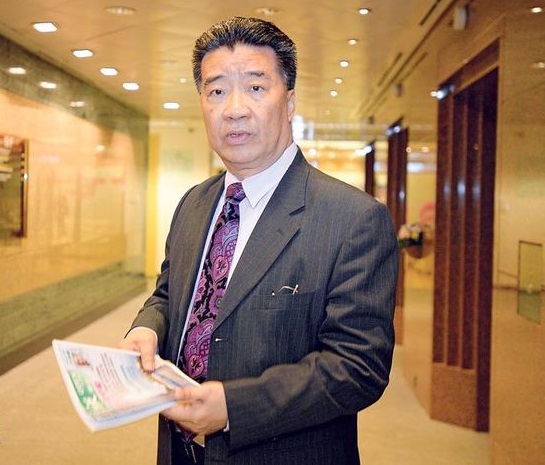 正接受廉署調查的東方明珠石油前副主席劉夢熊,昨午現身東方明珠集團辦公室。他說不知道為何廉署要索取傳媒訪問他的紀錄,因為那些訪問已原汁原味發表,沒有什麼機密未曝光。