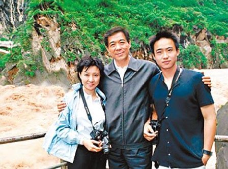 重慶前市委書記薄熙來22日在山東受審,其子薄瓜瓜在《紐約時報》發聲明,指希望父親能不受限制地自辯。圖為薄熙來一家三口合照。