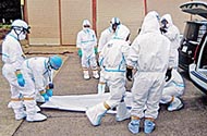 警方在福島核電廠附近發現上千具受輻射污染的屍體,大大增加了警員收殮屍體的難度。