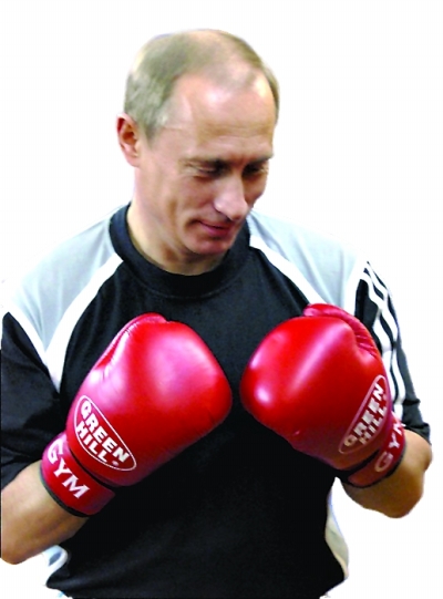 普京喚起俄民眾的“英雄”情結，被稱為是“俄羅斯最受尊敬的政治家”。