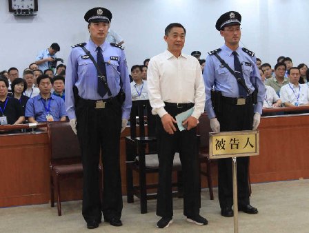 前重慶市委書記薄熙來受賄、貪污和濫用職權罪成，合併判處無期徒刑，剝奪政治權利終身，並沒收全部財產。圖為薄熙來在庭上情形。(濟南中級法院門微博)