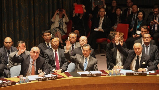 當地時間9月27日晚，聯合國安理會一致通過決議，決定核查和銷毀敘利亞的化學武器。這是自敘利亞衝突爆發以來，安理會所通過的第一份有關敘利亞問題的決議草案。安理會五大常任理事國外長全部出席決議表決，中國外長王毅代表中國對決議的通過投贊成票。