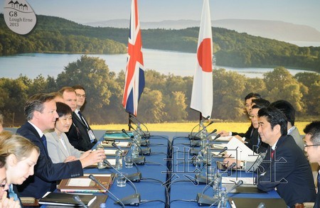 今年6月，日本首相安倍晉三在北愛爾蘭與英國首相卡梅倫(左二)進行了會談。