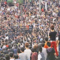 成都為民間反日活動沸點，有傳人潮曾達三萬人，公安亦被包圍在人海中