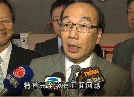 特首梁振英邀公民黨議員見面，梁家傑(圖)會上指特首不知身處火星或水星、和市民是在兩個不同世界，對方隨即看手表
