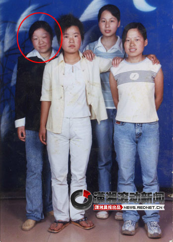 　　(张妙和妹妹张朗与朋友的合照。后排左一为张妙，前排左一为张朗。