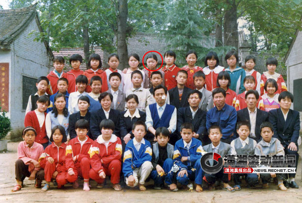 (张妙的小学毕业照,后排左六为张妙,后排右三为张朗。