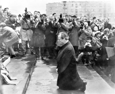 　1970年12月7日，時任聯邦德國總理的勃蘭特在訪問波蘭猶太人紀念碑時，突然驚世一跪。