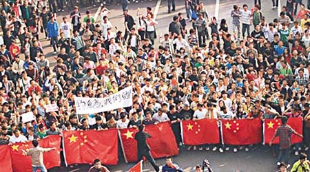 西安逾七千名大學生上街反日。