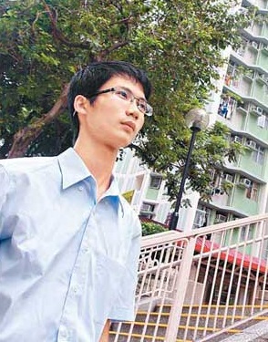 大專生吳卓穎正半工讀，自言中學已開始申請公屋。