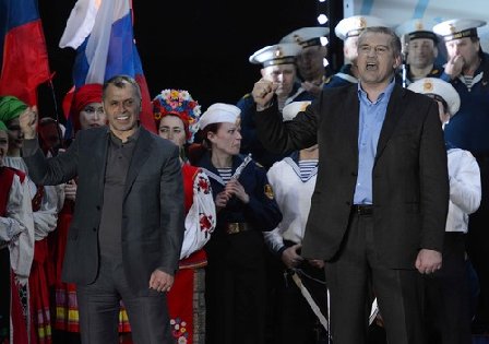 3月16日，在烏克蘭克里米亞辛菲羅波爾市，烏克蘭克里米亞自治共和國總理阿克肖諾夫（右）和議長康斯坦丁諾夫參加全民公決慶祝晚會。