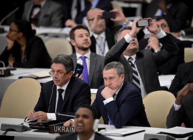 3月27日，在紐約聯合國總部，烏克蘭代理外長傑希察（右）和烏克蘭常駐聯合國代表謝爾蓋耶夫（左）等待聯大就有關烏克蘭問題決議草案的投票結果。