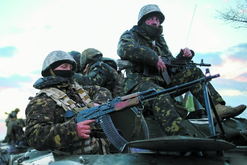 在裝甲車上手持機槍的烏克蘭士兵