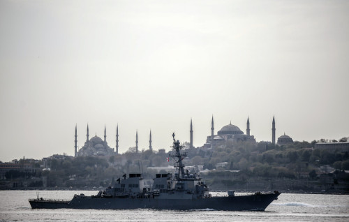 當地時間2014年4月10日，土耳其伊斯坦布爾，美國唐納德•庫克號驅逐艦以及法國洛梅號情報收集船正穿過博斯普魯斯海峽。據悉，為了應對俄羅斯吞併克裡米亞所引起的緊張局勢，美軍正派遣導彈驅逐艦前往黑海，保衛“地區盟友”。