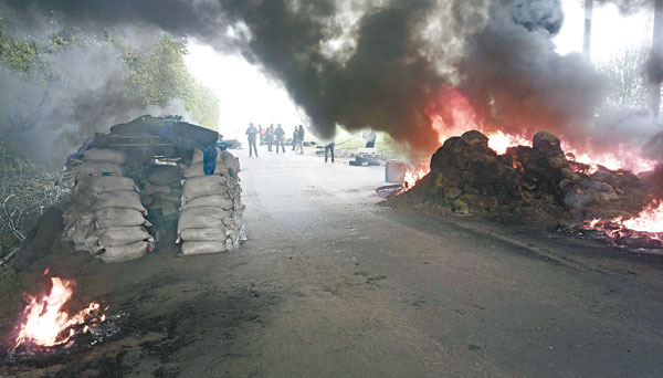 親俄武裝分子焚燒車胎，圖阻烏軍向斯拉揚斯克挺進。