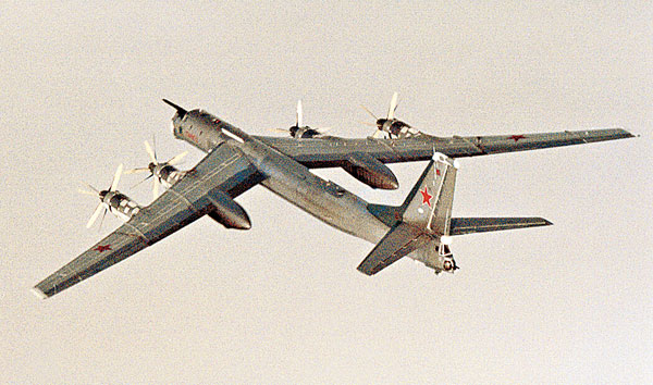 俄羅斯兩架圖-95轟炸機飛臨北海示威。