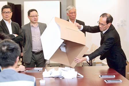 佔中政改商討日主要以電子投票，但昨收到55張紙張選票，由佔中三子陳健民（左一）、戴耀廷（左二）、朱耀明（左三）監票開箱，港大民研計劃總監鍾庭耀（右）的人員點票。商討日本來有31票來自海外票站多倫多，但因不及送到港大點票，不獲受理。