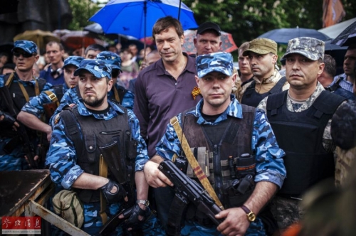 盧甘斯克市中心12日有約2500人舉行集會。集會上宣讀的宣言說:“盧甘斯克人民宣佈建立主權國家——盧甘斯克人民共和國。本宣言自全州公投批准之日起生效。”