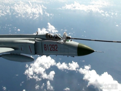 南海舰队航空兵歼-8II战机空中加油