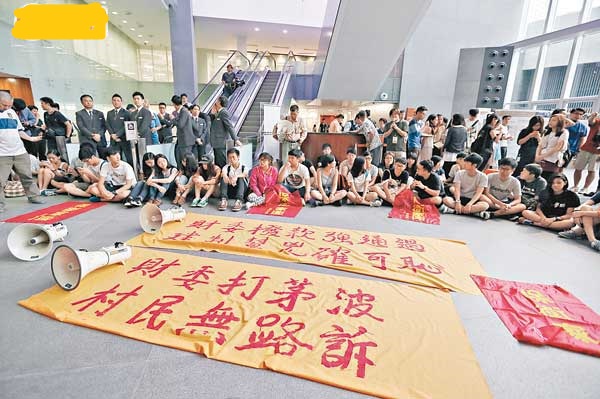 示威者衝入立會大樓大堂後，要求與官員及建制派議員對話。