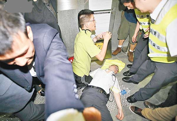 大堂內的示威者起哄期間,有立會保安倒地受傷,狀甚痛苦。