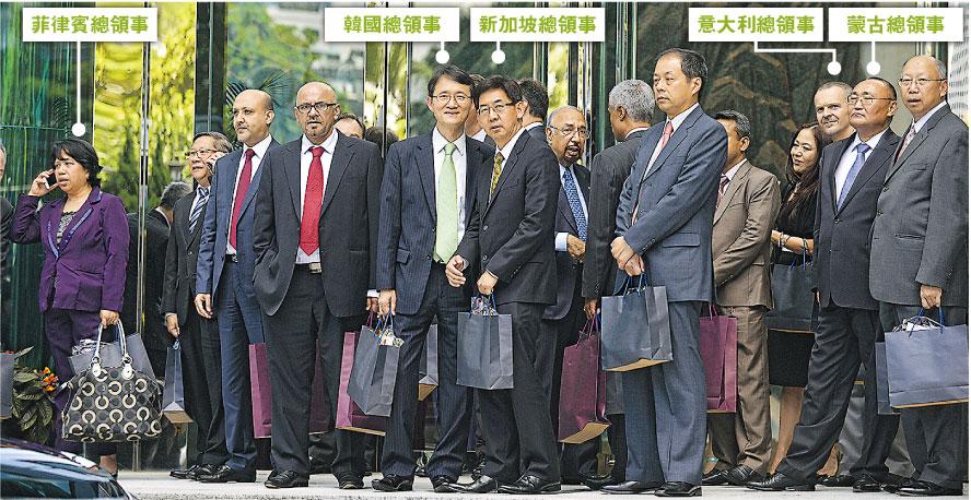 外交部駐港特派員公署昨午宴請各國領事，席上談及政改，希望他們認同佔中的危害性。左一為菲律賓總領事Bernardita Leonido Catalla；左五為韓國總領事趙鏞天；左六為新加坡總領事傅光燊；右三為意大利總領事Antonello De Rin；右二為蒙古總領事Tsogsuren Ganbold。