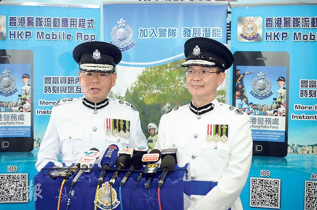 警察學院昨舉行結業禮，本月中退休的副警務處長馬維騄（右）主持檢閱儀式，他勉勵警員只要按法律誠實執法，毋須怕人不喜歡。左為警務處長曾偉雄。