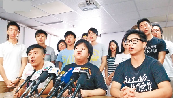 十一間大專院校成立政改關注組，響應罷課兩日。