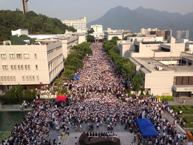 學聯宣布,截至下午4時,已有13,000人齊集中大百萬大道,出席大專罷課啟動集會。