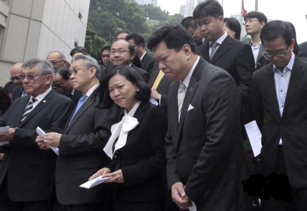 穿着黑衣的律師及大律師下午1時半在高等法院外默站，宣讀聲明，呼籲參與佔領者盡快離開。
