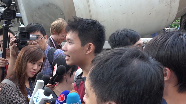 約50名網民下午響應網上號召，前往英國領事館抗議，要求英國履行《中英聯合聲明》的法律責任，以確保香港推行民主及普選。