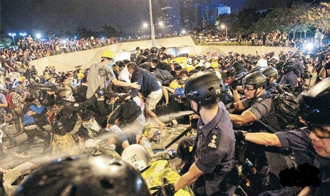 警方今晨約1時30分在龍和道展開驅散行動，曾向示威者噴射催淚水劑，約在1時50分成功驅散示威者離開龍和道東西行線。