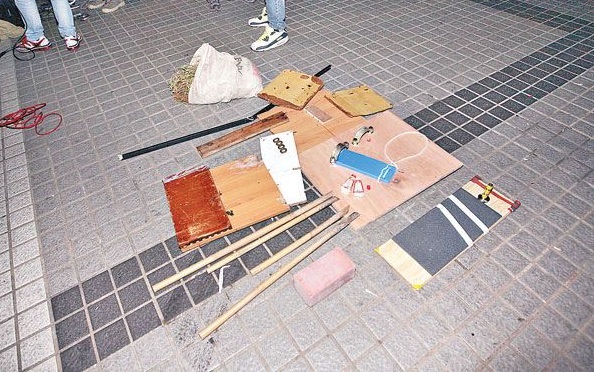 現場遺留一批示威者的自製武器。 - 稍有常識都知道這些不是武器。