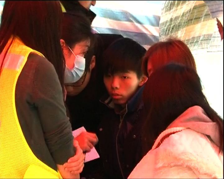 學民思潮成員絕食第三日，有成員感到不適，但經簡單治療後情況好轉。學民思潮又向行政長官梁振英發公開信，要求公開對話，重啟政改諮詢。 星期一晚開始絕食的三名學民思潮成員，早上進行身體檢查，三人的血糖水平都偏低，有頭暈及心跳加快的症狀，其中黃子悅嘔了兩次。同樣絕食的學民思潮召集人黃之鋒表示，會繼續絕食直至政府重啟政改對話。 在金鐘佔領區的壹傳媒集團主席黎智英表示，同意學生退場，又表示佔中三子自首是理智做法，但不會跟隨。 三名絕食學生向行政長官梁振英發出公開信，要求重啟政改對話。