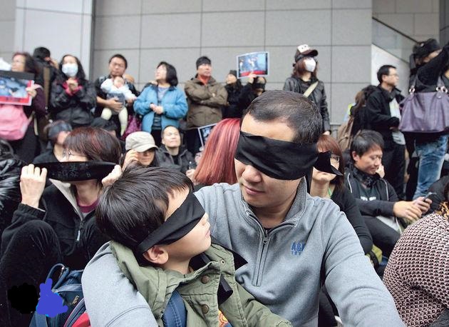 傘下爸媽、國民教育家長關注組、文化監暴等18個團體，下午由灣仔修頓球場遊行至警察總部，抗議警方近日清場及驅趕示威者時使用暴力。有家長帶同子女參加遊行，並以大會提供的黑色布條遮掩雙眼，默站抗議，以示對警員濫用武力的無言傷痛及憤怒。