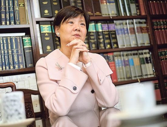 公民黨主席余若薇說，有關旺角禁制令的法律問題「多籮籮」，開了很多壞先例，她說法庭命令即使錯也要遵守，但公眾同樣有權批評，此舉並非破壞法治。