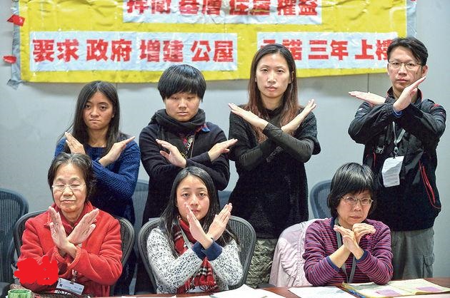 關注基層住屋聯席、全港關注劏房平台、本土研究社等11個民間基層團體，昨舉行聯合記者會回應長策，認為長策未能針對基層市民住屋需求，並對政府否決重推租管感到失望。各團體代表舉起「交叉」手勢，表達對長策報告「不收貨」。