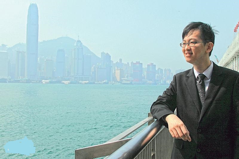 曉峰(Alfred)生於香港,先後在加拿大、深圳及新加坡居住,最後落戶台灣,喜歡當地有政治選擇權,可投票予能代己發聲的政黨。