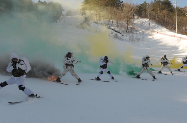 近日，美韩海军陆战队在韩国进行了联合寒区训练。此次联合训练规模不大，主要目的是检验美韩两国若组成联合师团后，在复杂环境中进行渗透的能力。