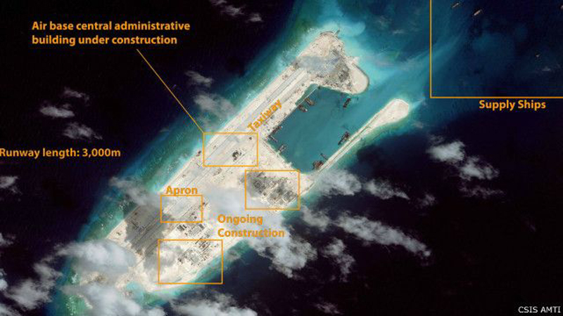 最新圖像顯示，中國正在南海爭議島礁上修建類似軍事基地的設施。（英國廣播公司）