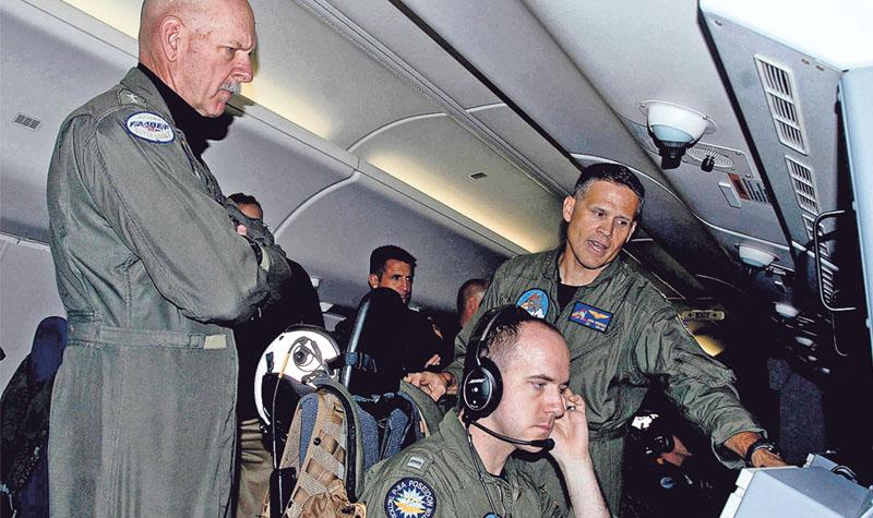 美國新任太平洋艦隊司令斯威夫特海軍上將(左)18日乘搭美國最新型的P-8A海神式巡邏機在南海巡視7小時,稱為測試該型偵察機性能。