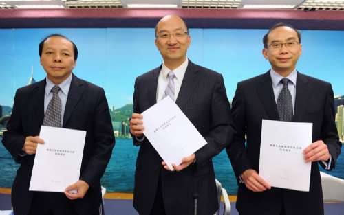 圖：（左起）法律政策專員潘英光、政制及內地事務局局長譚志源、政制及內地事務局副秘書長何健華公布填補立法會議席空缺安排諮詢報告
