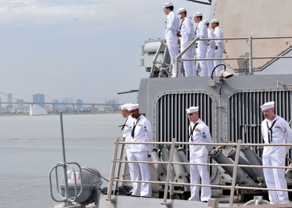 8月10日,美國海軍約翰•S•麥凱恩號阿利-伯克級導彈驅逐艦抵達越南峴港進行訪問。