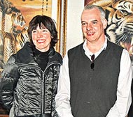 被指為英國情報機構服務的海伍德(右)。