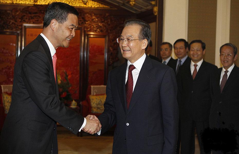 4月10日,国务院总理温家宝在北京中南海紫光阁会见香港特别行政区第四任行政长官梁振英,代表国务院向梁振英颁发了任命其为中华人民共和国香港特别行政区第四任行政长官的国务院令